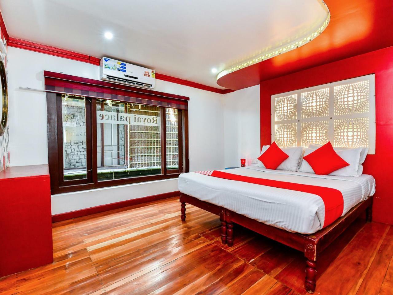 Oyo 23434 Royal Palace 4bhk Premium Houseboat Hotel 3*