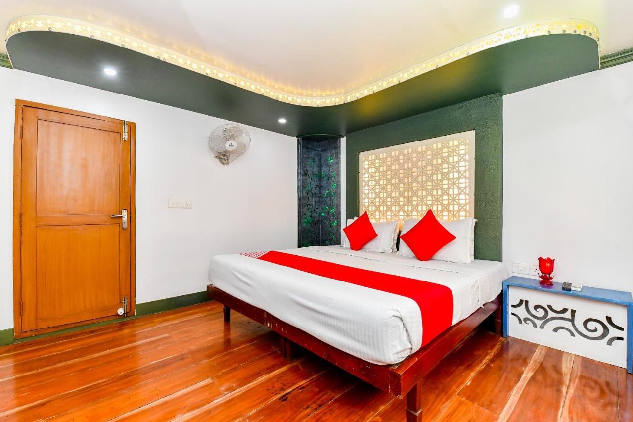 Hotel Oyo 23434 Royal Palace 4bhk Premium Houseboat 3*