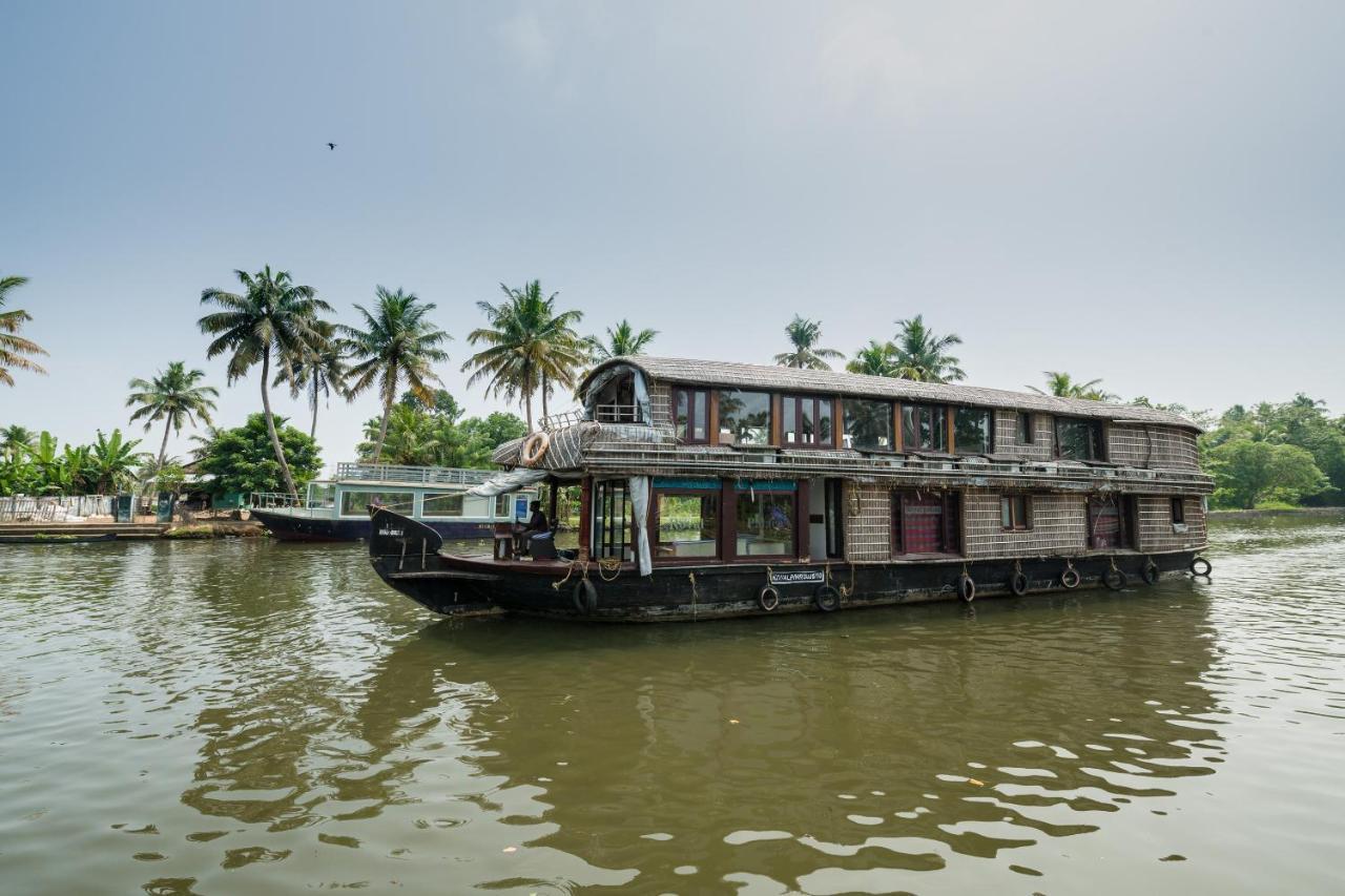 Hotel Oyo 23434 Royal Palace 4bhk Premium Houseboat Alappuzha