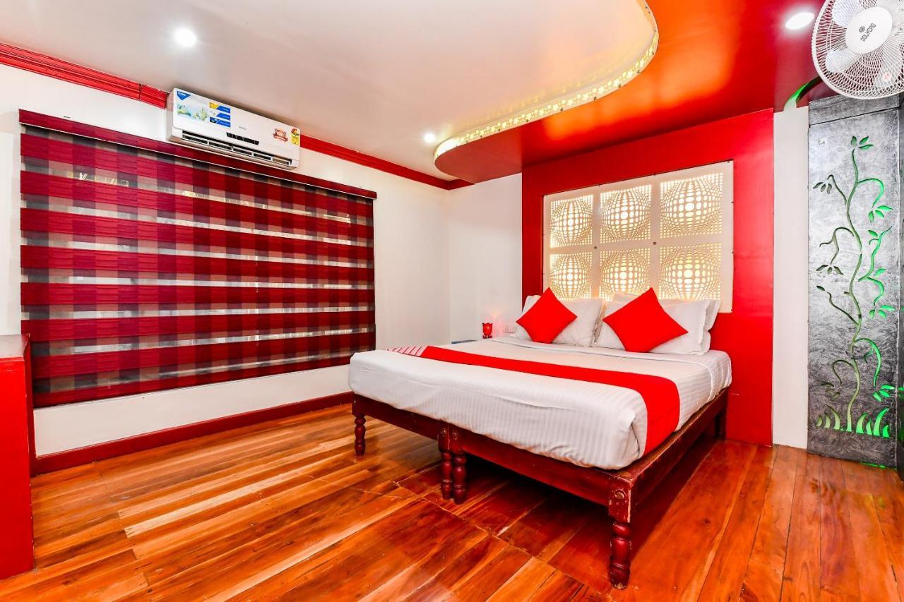 Oyo 23434 Royal Palace 4bhk Premium Houseboat Hotel