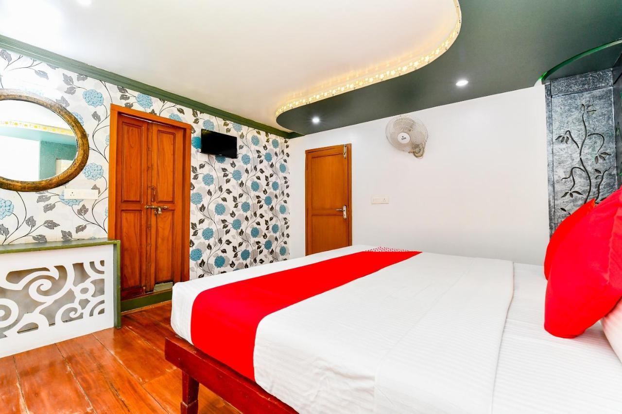 Oyo 23434 Royal Palace 4bhk Premium Houseboat 3*