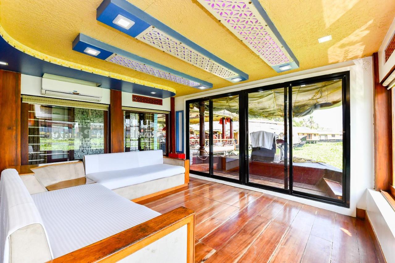 Oyo 23434 Royal Palace 4bhk Premium Houseboat Hotel 3*