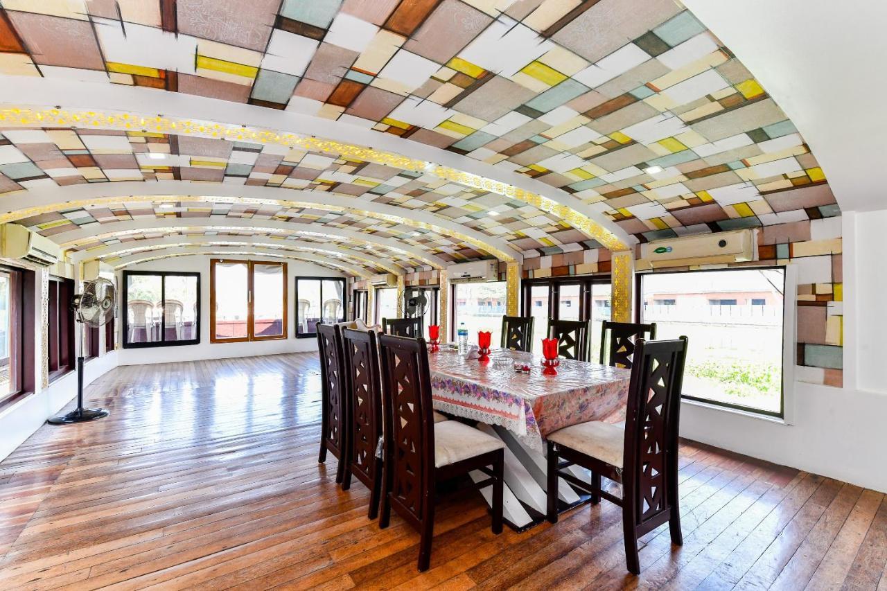 Hotel Oyo 23434 Royal Palace 4bhk Premium Houseboat