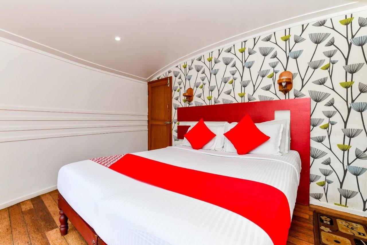 Oyo 23434 Royal Palace 4bhk Premium Houseboat