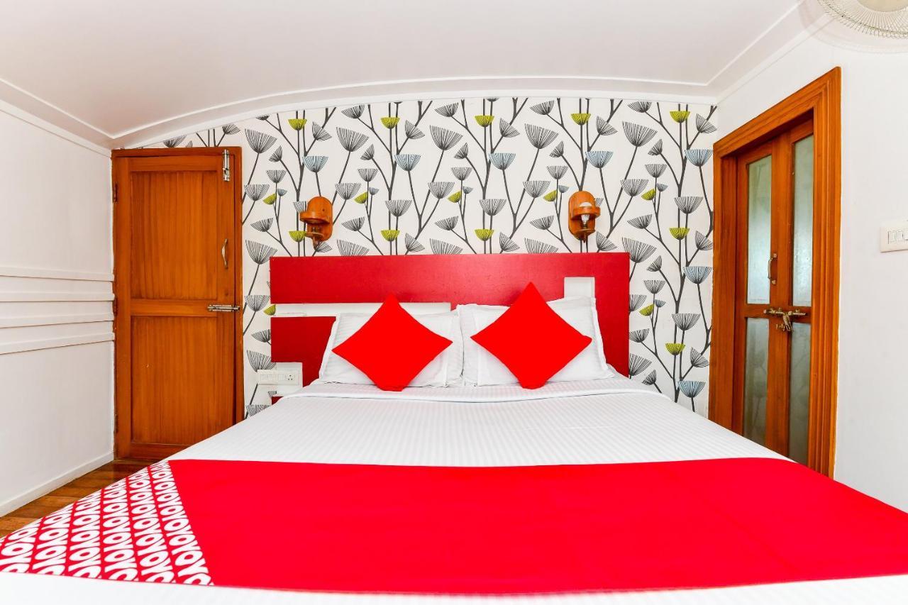Oyo 23434 Royal Palace 4bhk Premium Houseboat Hotel 3*