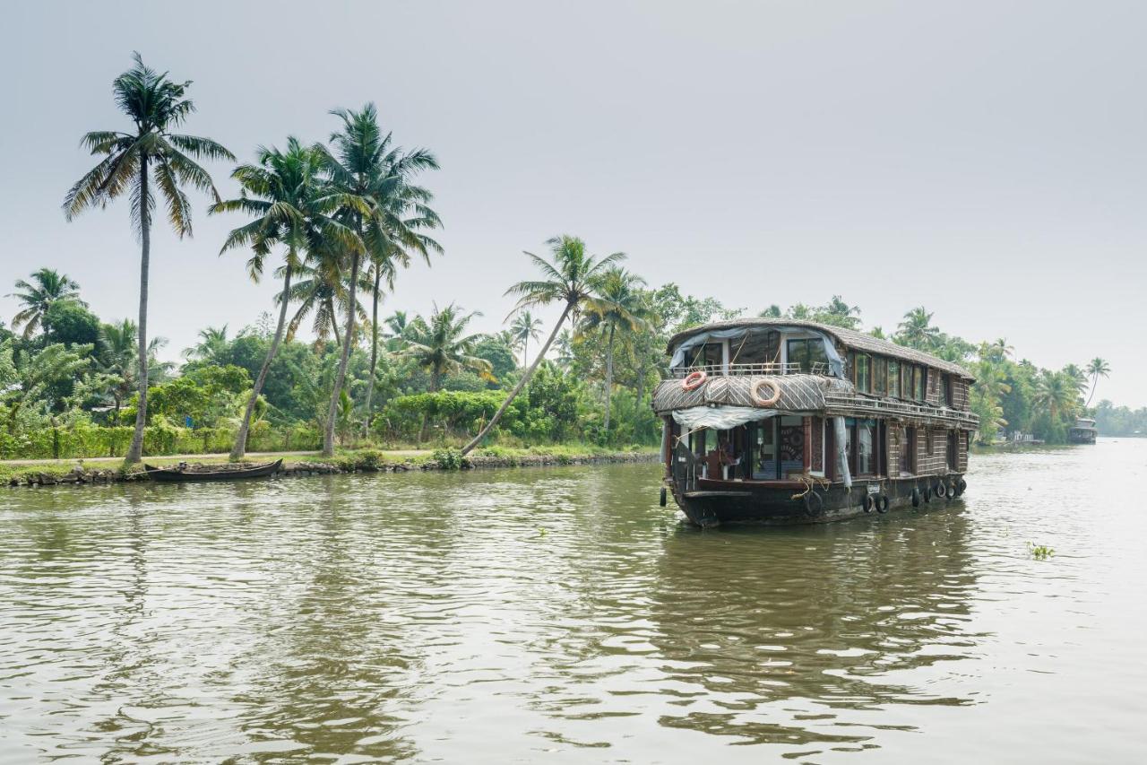Oyo 23434 Royal Palace 4bhk Premium Houseboat Alappuzha