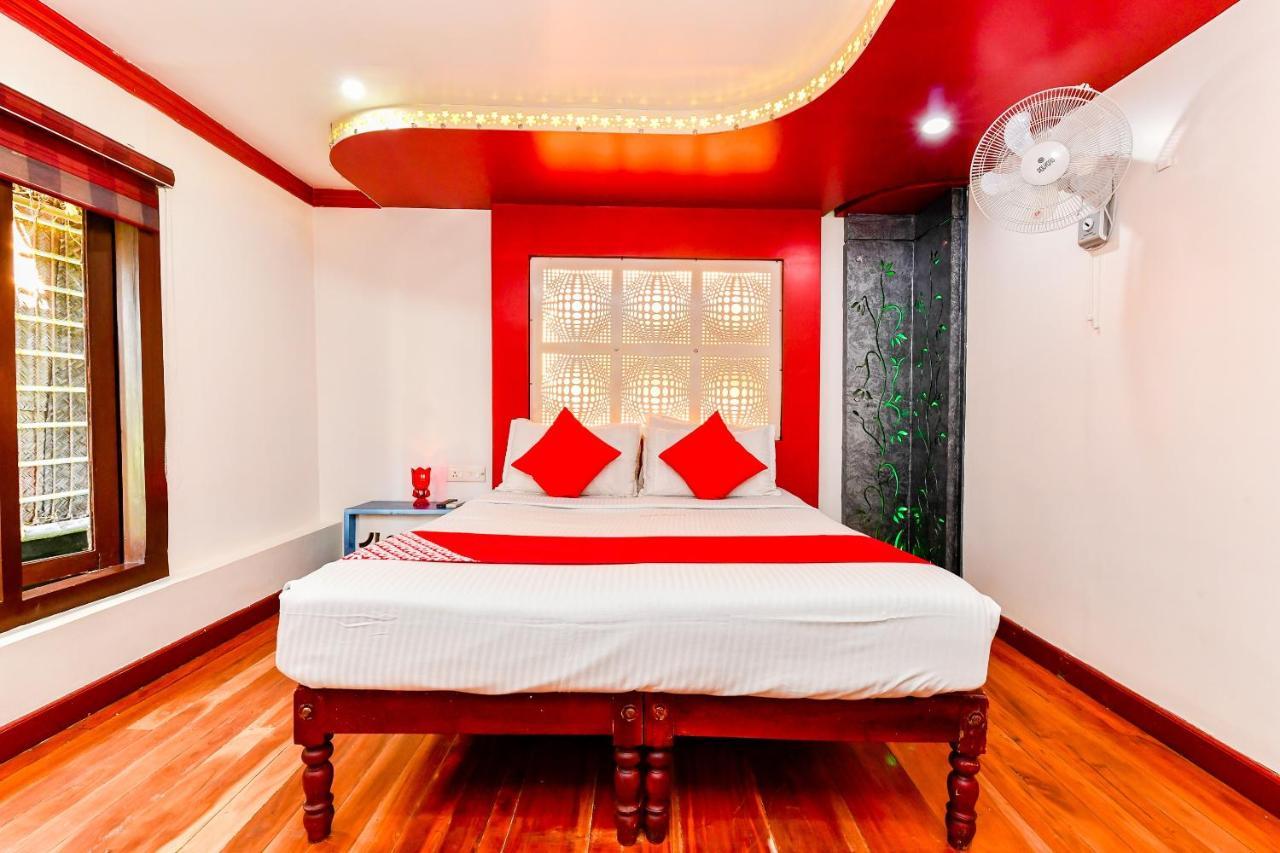 Oyo 23434 Royal Palace 4bhk Premium Houseboat Hotel 3*