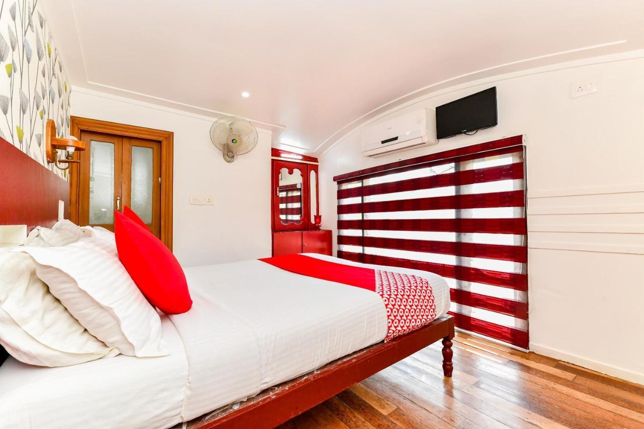 Oyo 23434 Royal Palace 4bhk Premium Houseboat Alappuzha