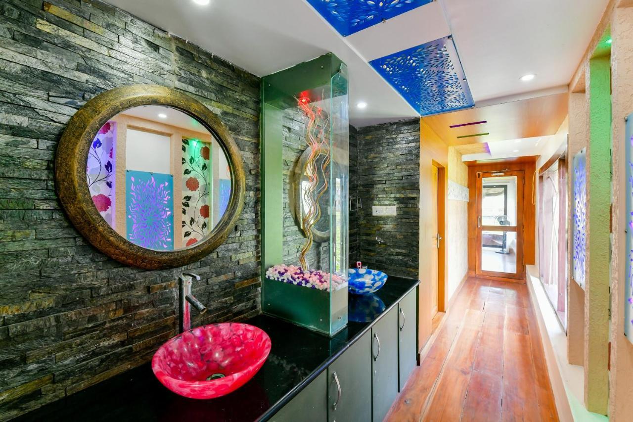 Hotel Oyo 23434 Royal Palace 4bhk Premium Houseboat 3*