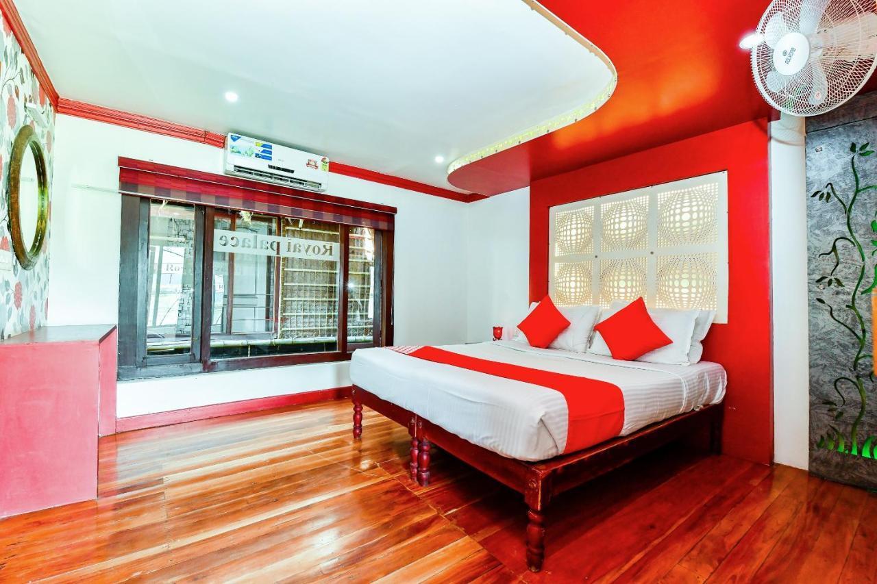 Oyo 23434 Royal Palace 4bhk Premium Houseboat Hotel 3*