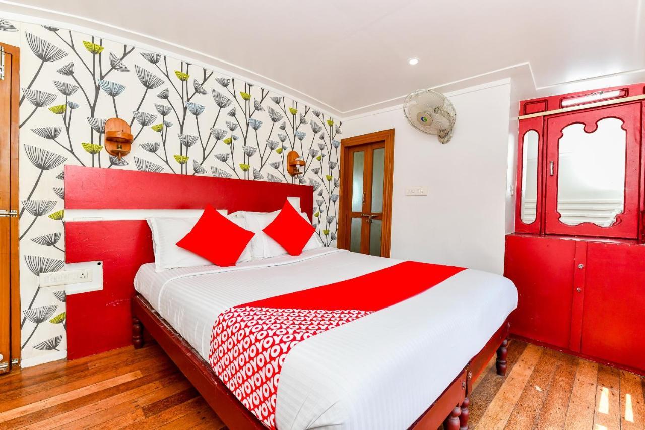 Oyo 23434 Royal Palace 4bhk Premium Houseboat