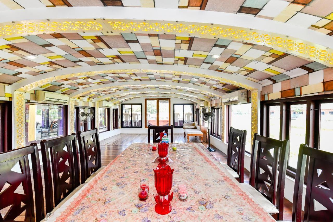Oyo 23434 Royal Palace 4bhk Premium Houseboat Hotel 3*